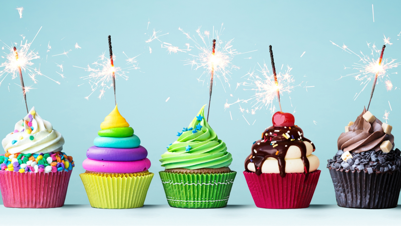 5 birthday cake cupcakes with sparklers